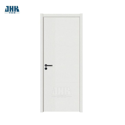 Rivestimento della porta modellato con primer bianco, superficie con venature del legno
